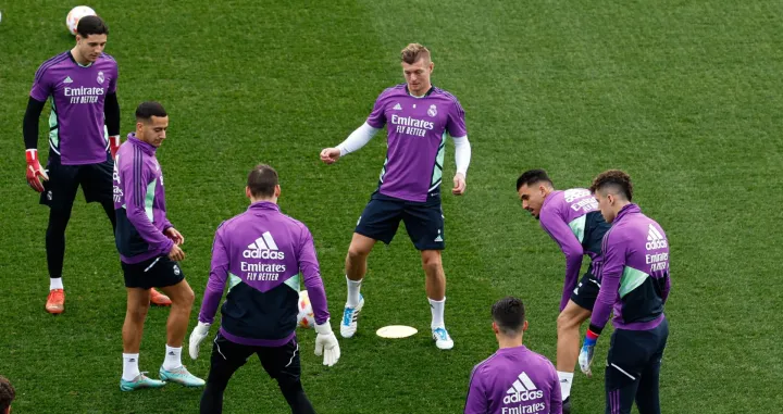 epa10386210 Real Madrid's players Lucas Vazquez (2-L) and Tony Kroos (4-L) participate in their team's training session at Valdebabas Sports City in Madrid, Spain, 02 January 2023. EPA/J.J. GUILLEN/Foto: J.j. Guillen