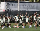 Soccer Football - Club World Cup - Real Madrid Training - Gardens North Country District Park, Palm Beach Gardens, Florida, U.S. - June 15, 2025 Real Madrid's Rodrygo, Thibaut Courtois and Eder Militao with teammates during training REUTERS/Hannah Mckay/Foto: Hannah Mckay