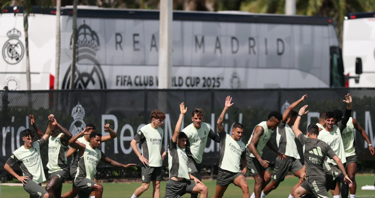 Soccer Football - Club World Cup - Real Madrid Training - Gardens North Country District Park, Palm Beach Gardens, Florida, U.S. - June 15, 2025 Real Madrid's Rodrygo, Thibaut Courtois and Eder Militao with teammates during training REUTERS/Hannah Mckay/Foto: Hannah Mckay