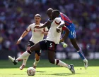 Soccer Football - FA Community Shield - Crystal Palace v Liverpool - Wembley Stadium, London, Britain - August 10, 2025 Liverpool's Ibrahima Konate in action with Crystal Palace's Jean-Philippe Mateta REUTERS/Toby Melville/Foto: Toby Melville