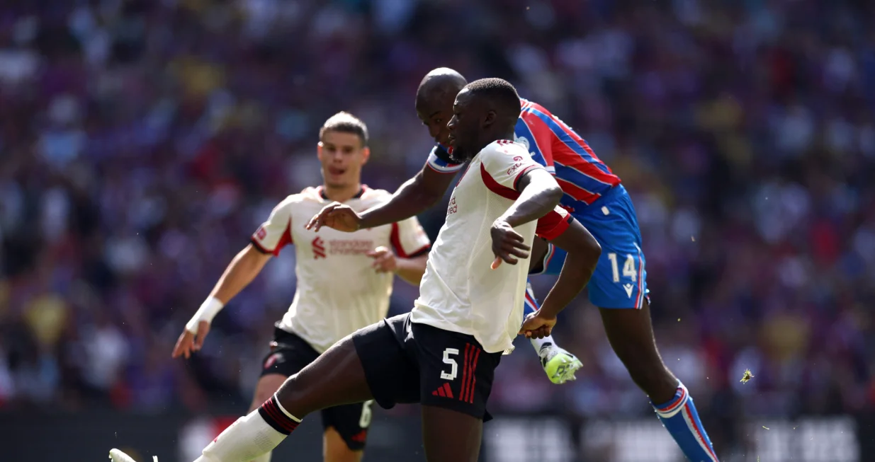 Soccer Football - FA Community Shield - Crystal Palace v Liverpool - Wembley Stadium, London, Britain - August 10, 2025 Liverpool's Ibrahima Konate in action with Crystal Palace's Jean-Philippe Mateta REUTERS/Toby Melville/Foto: Toby Melville