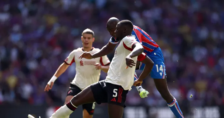 Soccer Football - FA Community Shield - Crystal Palace v Liverpool - Wembley Stadium, London, Britain - August 10, 2025 Liverpool's Ibrahima Konate in action with Crystal Palace's Jean-Philippe Mateta REUTERS/Toby Melville/Foto: Toby Melville