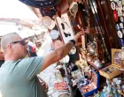 Baščaršija: kupovina suvenira od turista/Damir Deljo