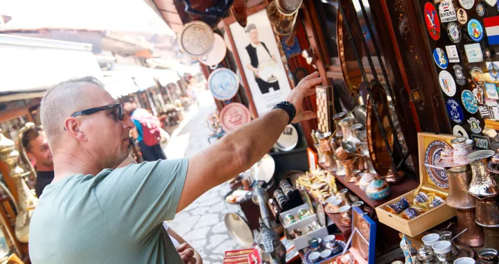 Baščaršija: kupovina suvenira od turista/Damir Deljo