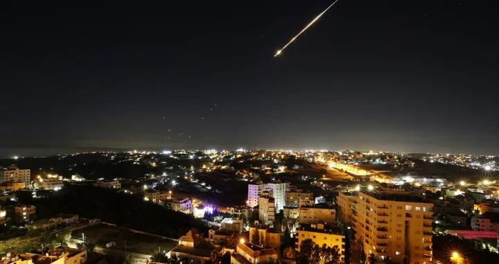 Najmanje 30 raketa lansirano je iz Irana prema nekoliko područja u Izraelu za manje od sat vremena u utorak.Izraelske procjene ukazuju na to da je 20 iranskih raketa lansirano na centralni Izrael, uključujući Jerusalem i Tel Aviv, javio je Kanal 12/Wisam Hashlamoun