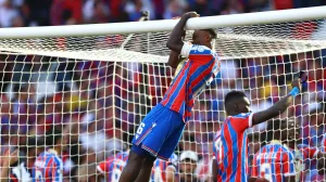 Soccer Football - FA Community Shield - Crystal Palace v Liverpool - Wembley Stadium, London, Britain - August 10, 2025 Crystal Palace's Marc Guehi celebrates after winning the FA Community Shield REUTERS/Matthew Childs/Foto: Matthew Childs