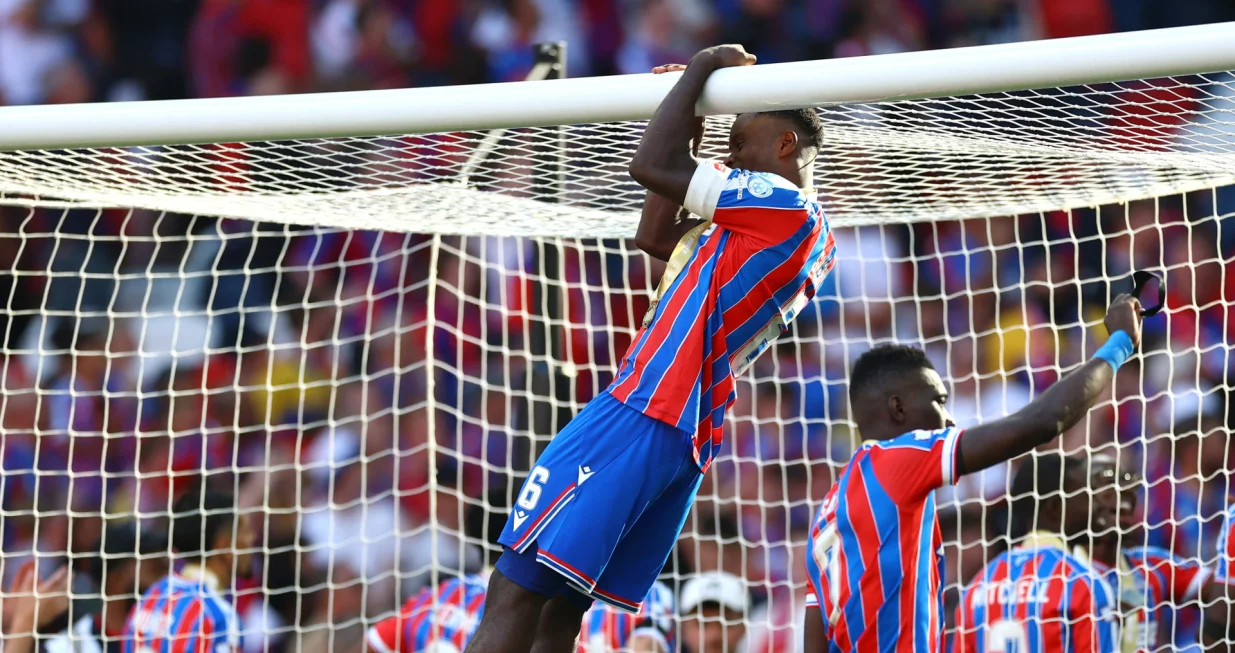 Soccer Football - FA Community Shield - Crystal Palace v Liverpool - Wembley Stadium, London, Britain - August 10, 2025 Crystal Palace's Marc Guehi celebrates after winning the FA Community Shield REUTERS/Matthew Childs/Foto: Matthew Childs