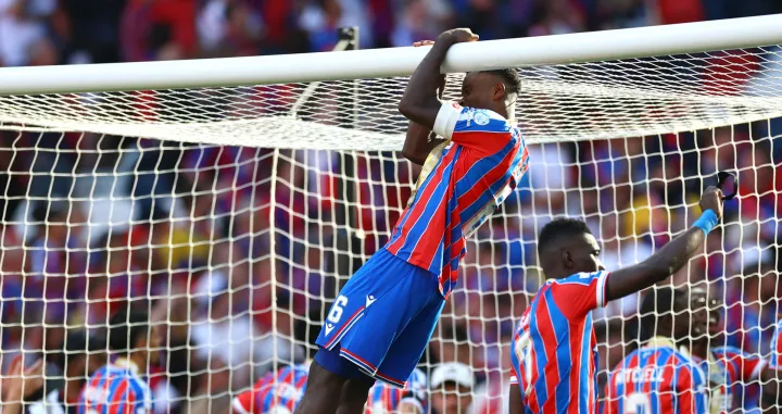 Soccer Football - FA Community Shield - Crystal Palace v Liverpool - Wembley Stadium, London, Britain - August 10, 2025 Crystal Palace's Marc Guehi celebrates after winning the FA Community Shield REUTERS/Matthew Childs/Foto: Matthew Childs