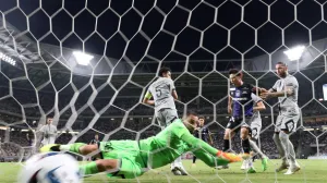 epa10091190 Gamba Osaka's Keisuke Kurokawa (2-R) scores a goal through Paris Saint-Germain's goalkeeper Gianluigi Donnarumma, Marquinhos (L) and Sergio Ramos (R) during a Paris Saint-Germain Japan tour friendly match against J1 club Gamba Osaka at Suita City Stadium, Osaka Prefecture, 25 July 2022. EPA/JIJI PRESS JAPAN OUT EDITORIAL USE ONLY//Foto: Jiji Press