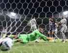 epa10091190 Gamba Osaka's Keisuke Kurokawa (2-R) scores a goal through Paris Saint-Germain's goalkeeper Gianluigi Donnarumma, Marquinhos (L) and Sergio Ramos (R) during a Paris Saint-Germain Japan tour friendly match against J1 club Gamba Osaka at Suita City Stadium, Osaka Prefecture, 25 July 2022. EPA/JIJI PRESS JAPAN OUT EDITORIAL USE ONLY//Foto: Jiji Press