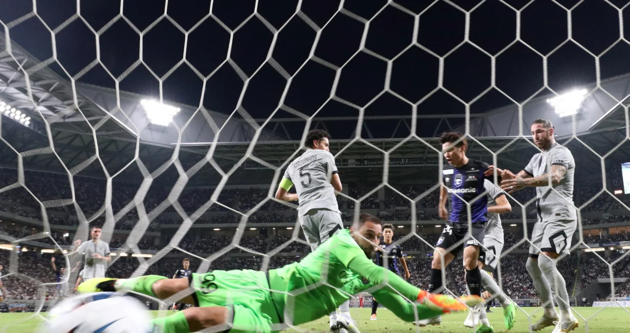 epa10091190 Gamba Osaka's Keisuke Kurokawa (2-R) scores a goal through Paris Saint-Germain's goalkeeper Gianluigi Donnarumma, Marquinhos (L) and Sergio Ramos (R) during a Paris Saint-Germain Japan tour friendly match against J1 club Gamba Osaka at Suita City Stadium, Osaka Prefecture, 25 July 2022. EPA/JIJI PRESS JAPAN OUT EDITORIAL USE ONLY//Foto: Jiji Press