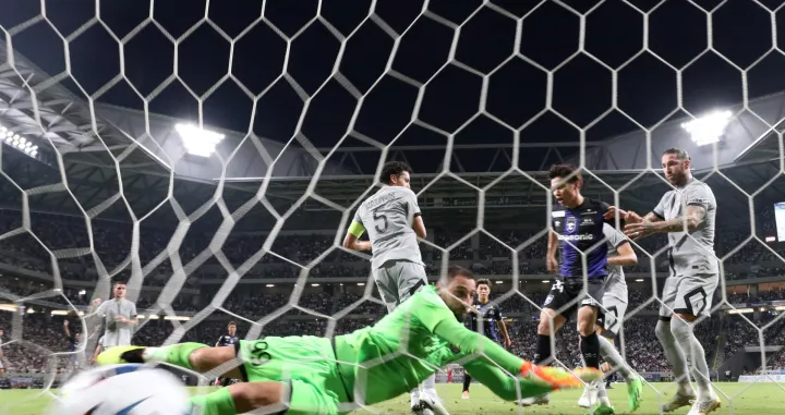 epa10091190 Gamba Osaka&#039;s Keisuke Kurokawa (2-R) scores a goal through Paris Saint-Germain&#039;s goalkeeper Gianluigi Donnarumma, Marquinhos (L) and Sergio Ramos (R) during a Paris Saint-Germain Japan tour friendly match against J1 club Gamba Osaka at Suita City Stadium, Osaka Prefecture, 25 July 2022. EPA/JIJI PRESS JAPAN OUT EDITORIAL USE ONLY//Foto: Jiji Press