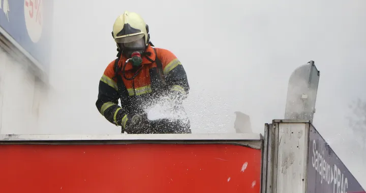 Veliki požar na autobusnoj stanici u Sarajevu/Senad Gubelić