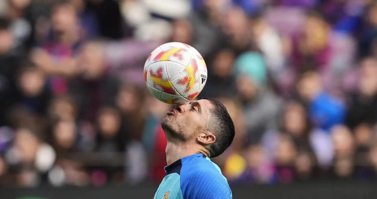 epaselect epa10386366 FC Barcelona's Polish striker Robert Lewandowski plays with a ball during the team's training session, exceptionally open to the public, at Spotify Camp Nou stadium in Barcelona city, Catalonia, north-eastern Spain, 02 January 2023. EPA/ALEJANDRO GARCIA/Foto: Alejandro Garcia