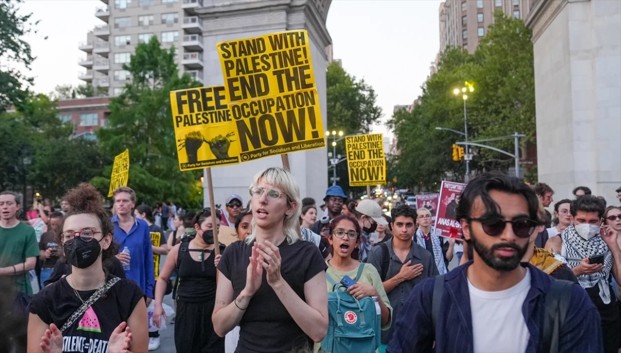 Demonstranti su se u utorak okupili ispred zgrade lista "The New York Times" optužujući ovaj medij za saučesništvo u davanju medijskog pokrića izraelskim napadima na Gazu/Selçuk Acar