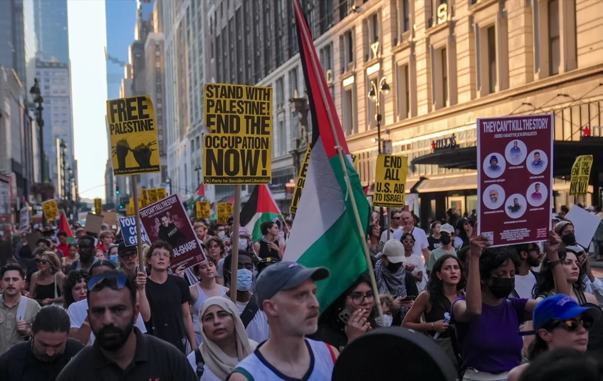 Demonstranti su se u utorak okupili ispred zgrade lista "The New York Times" optužujući ovaj medij za saučesništvo u davanju medijskog pokrića izraelskim napadima na Gazu/Selçuk Acar