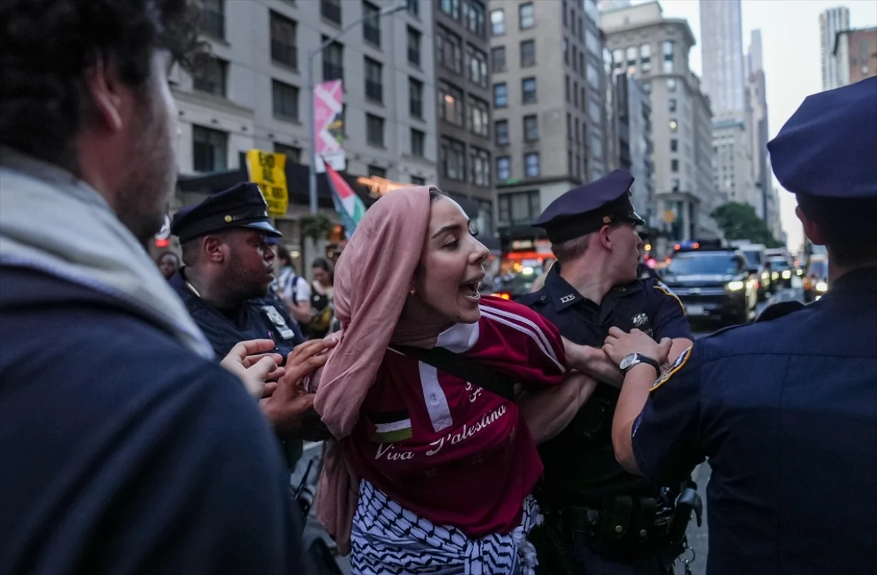 Demonstranti su se u utorak okupili ispred zgrade lista "The New York Times" optužujući ovaj medij za saučesništvo u davanju medijskog pokrića izraelskim napadima na Gazu/Selçuk Acar
