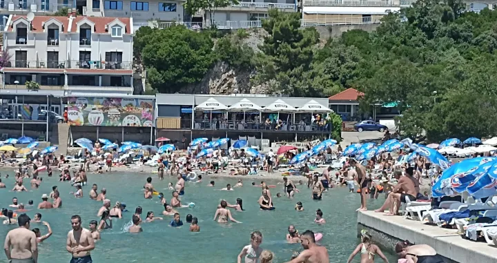 Ispred hotela Zenit prizori kao da je početak avgusta/