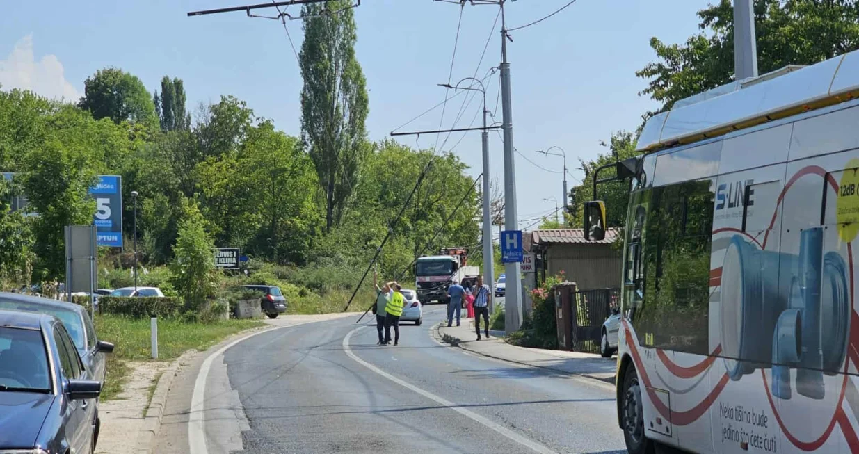 Slučaj u Sarajevu: Trolejbuske žice se srušile na cestu, oštećena tri vozila/Čitatelj