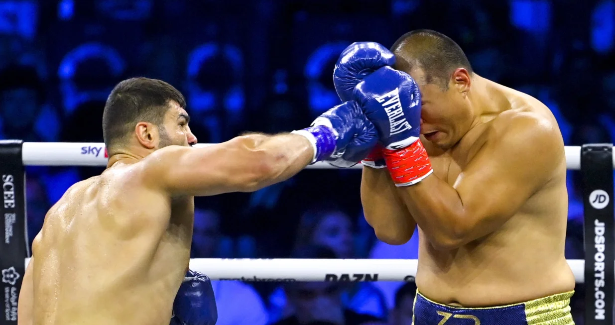epa10131304 Filip Hrgovic of Croatia (L) in action against Zhang Zhilei of China during their heavyweight fight at the Jeddah Superdome, Saudi Arabia, 21 August 2022. The heavyweight fight is an IBF heavyweight championship eliminator, ahead of the main event fight between IBF, WBA and WBO titleholder Oleksandr Usyk and his challenger Anthony Joshua. EPA/ALI HAMED KHAMAJ/Foto: Ali Hamed Khamaj