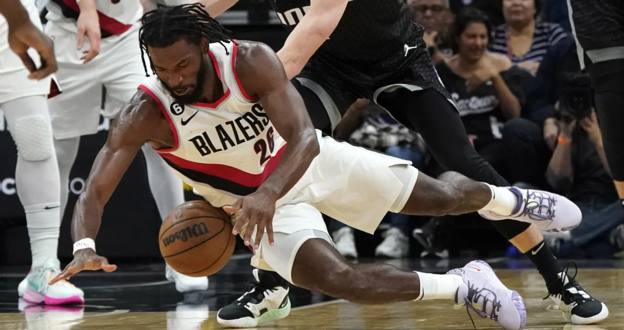 epa10253760 Portland Trail Blazers forward Justise Winslow (Bottom) and Sacramento Kings guard Kevin Huerter (Top) go for a loose ball during the second half of the NBA game at Golden 1 Center in Sacramento, California, USA, 19 October 2022. EPA/JOHN G. MABANGLO SHUTTERSTOCK OUT/Foto: John G. Mabanglo