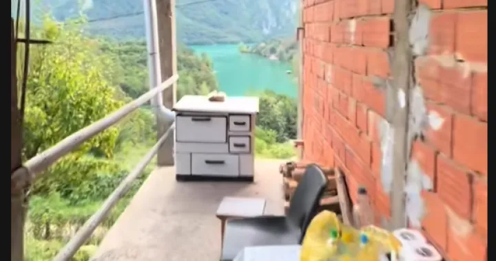 Snimak kuće na Balkanu za kojim svi lude: Skromna unutrašnjost, ali pogled koji oduzima dah/Screenshot