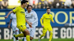 epa10394390 Villarreal's defender Pau Torres (L) in action against Real Madrid's midfielder Luka Modric (C) during the Spanish LaLiga soccer match between Villarreal CF and Real Madrid at Estadio de La Ceramica in Vila-real, eastern Spain, 07 January 2022. EPA/Biel Alino/Foto: Biel Alino