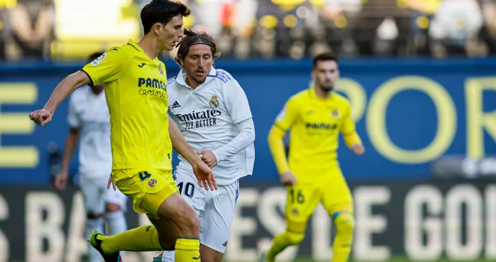 epa10394390 Villarreal's defender Pau Torres (L) in action against Real Madrid's midfielder Luka Modric (C) during the Spanish LaLiga soccer match between Villarreal CF and Real Madrid at Estadio de La Ceramica in Vila-real, eastern Spain, 07 January 2022. EPA/Biel Alino/Foto: Biel Alino