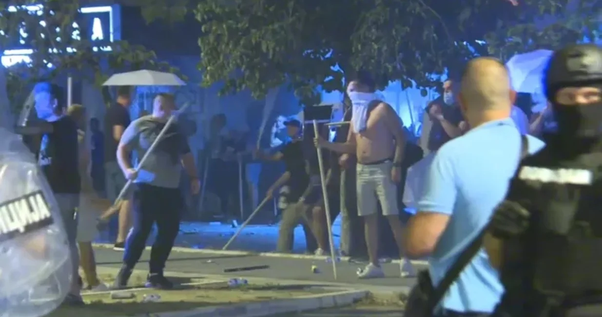 Lom u Srbiji, batinaši s palicama na ulicama. Oglasio se Dačić/Screenshot