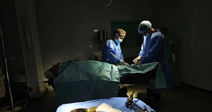 Iscrpljeni i izgladnjeli ljekari i medicinski radnici u Očnoj bolnici u Gazi/Anas Zeyad Fteha