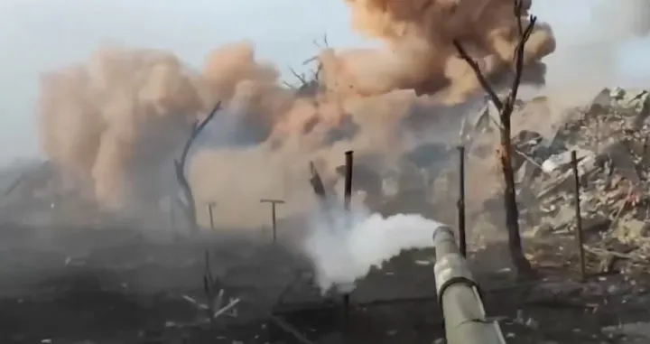 Rusko Ministarstvo odbrane objavilo snimak napada glavnog borbenog tenka T-72B3M koji navodno uništava ukrajinsko uporište u blizini Krasnoarmejska u Rusiji/Screenshot