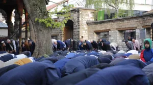 Vjernici na sedždi za Bajram namaz u haremu Begove džamije/Damir Deljo