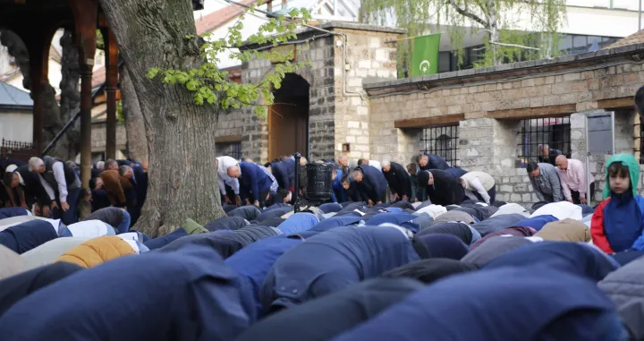 Vjernici na sedždi za Bajram namaz u haremu Begove džamije/Damir Deljo