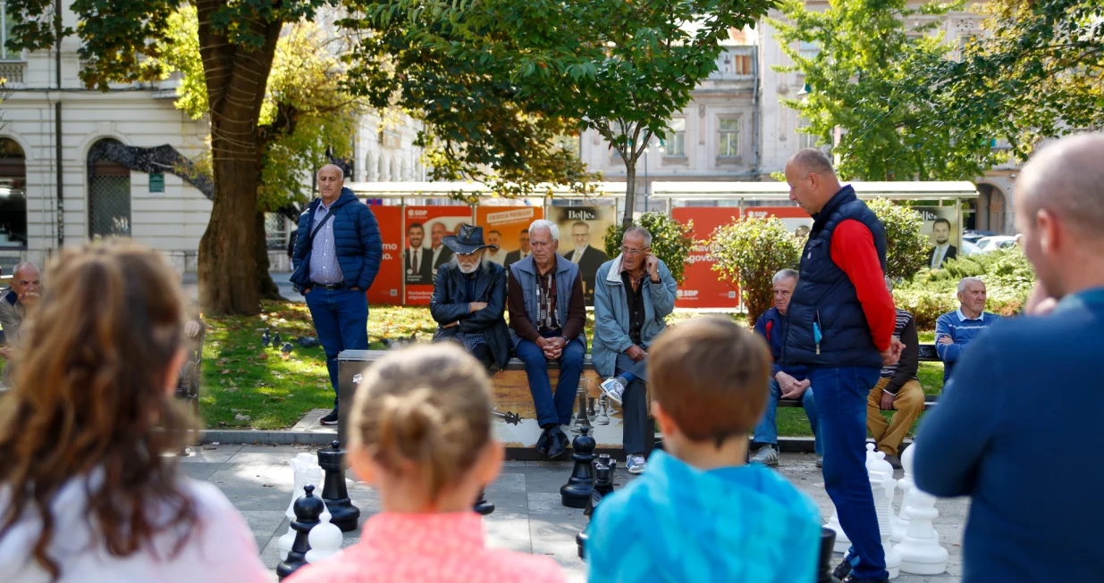 Penzioneri igraju šaha/Damir Deljo