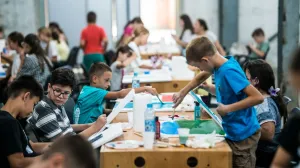 Prvi ljetni program SrebrenicaKids, koji je okupio 40 mladih iz Srebrenice, Bratunca i Sarajeva uzrasta od 7 do 14 godina, održan je proteklih dana u Memorijalnom centru Srebrenica - Potočari//