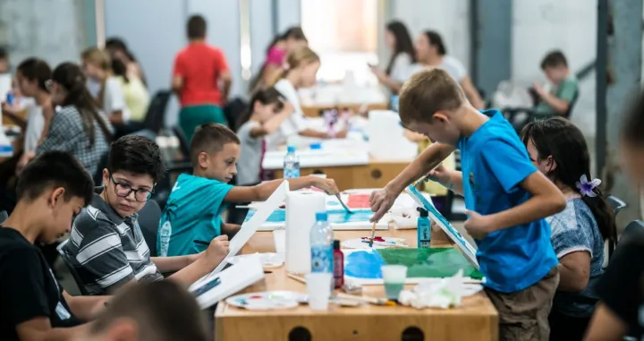 Prvi ljetni program SrebrenicaKids, koji je okupio 40 mladih iz Srebrenice, Bratunca i Sarajeva uzrasta od 7 do 14 godina, održan je proteklih dana u Memorijalnom centru Srebrenica - Potočari//