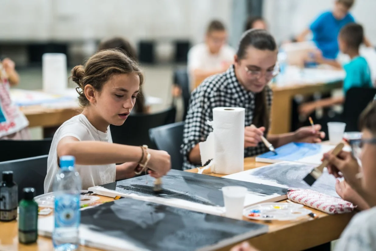 Prvi ljetni program SrebrenicaKids, koji je okupio 40 mladih iz Srebrenice, Bratunca i Sarajeva uzrasta od 7 do 14 godina, održan je proteklih dana u Memorijalnom centru Srebrenica - Potočari//