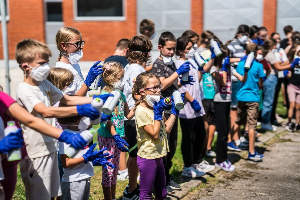 Prvi ljetni program SrebrenicaKids, koji je okupio 40 mladih iz Srebrenice, Bratunca i Sarajeva uzrasta od 7 do 14 godina, održan je proteklih dana u Memorijalnom centru Srebrenica - Potočari//