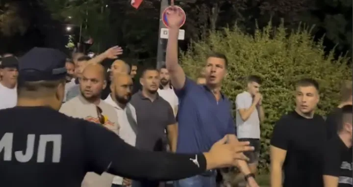 Andrej Vučić, brat aktuelnog predsjednika Srbije Aleksandra Vučića i istaknuti član Srpske napredne stranke (SNS), večeras je viđen kako predvodi grupu mlađih muškaraca, za koje se pretpostavlja da su pristalice te stranke, prema kamp-naselju u Pionirskom parku u Beogradu/