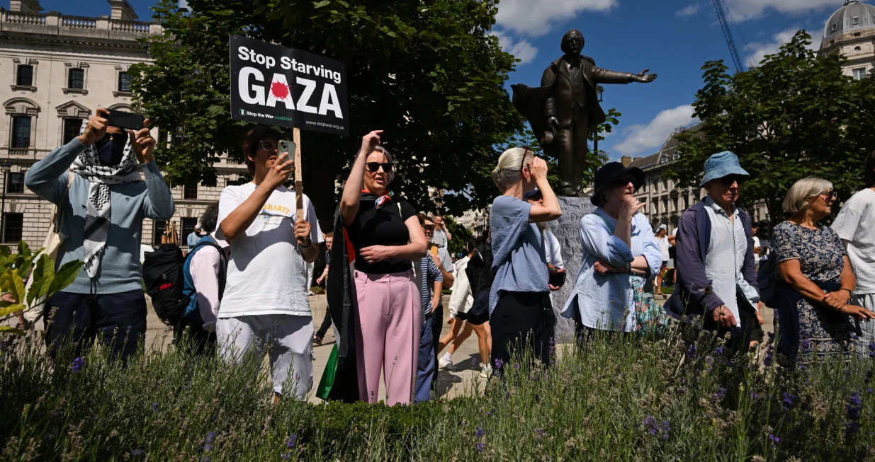 People attend a rally organised by Defend Our Juries, challenging the British government's proscription of "Palestine Action" under anti-terrorism laws, in Parliament Square, in London, Britain, August 9, 2025. REUTERS/Jaimi Joy/Jaimi Joy