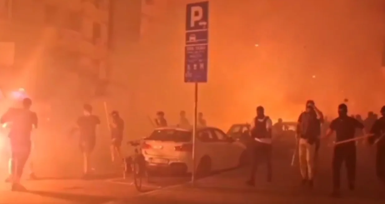 Protesti širom Srbije: Okršaj policije i građana u Beogradu, demonstrante u Novom Sadu zasuli pirotehničkim sredstvima/Screenshot