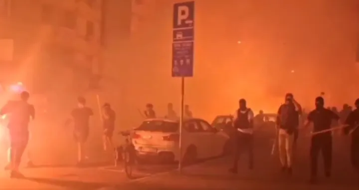 Protesti širom Srbije: Okršaj policije i građana u Beogradu, demonstrante u Novom Sadu zasuli pirotehničkim sredstvima/Screenshot