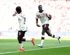 Soccer Football - FA Community Shield - Crystal Palace v Liverpool - Wembley Stadium, London, Britain - August 10, 2025 Liverpool's Jeremie Frimpong celebrates scoring their second goal with Ibrahima Konate Action Images via Reuters/Matthew Childs/Foto: Matthew Childs