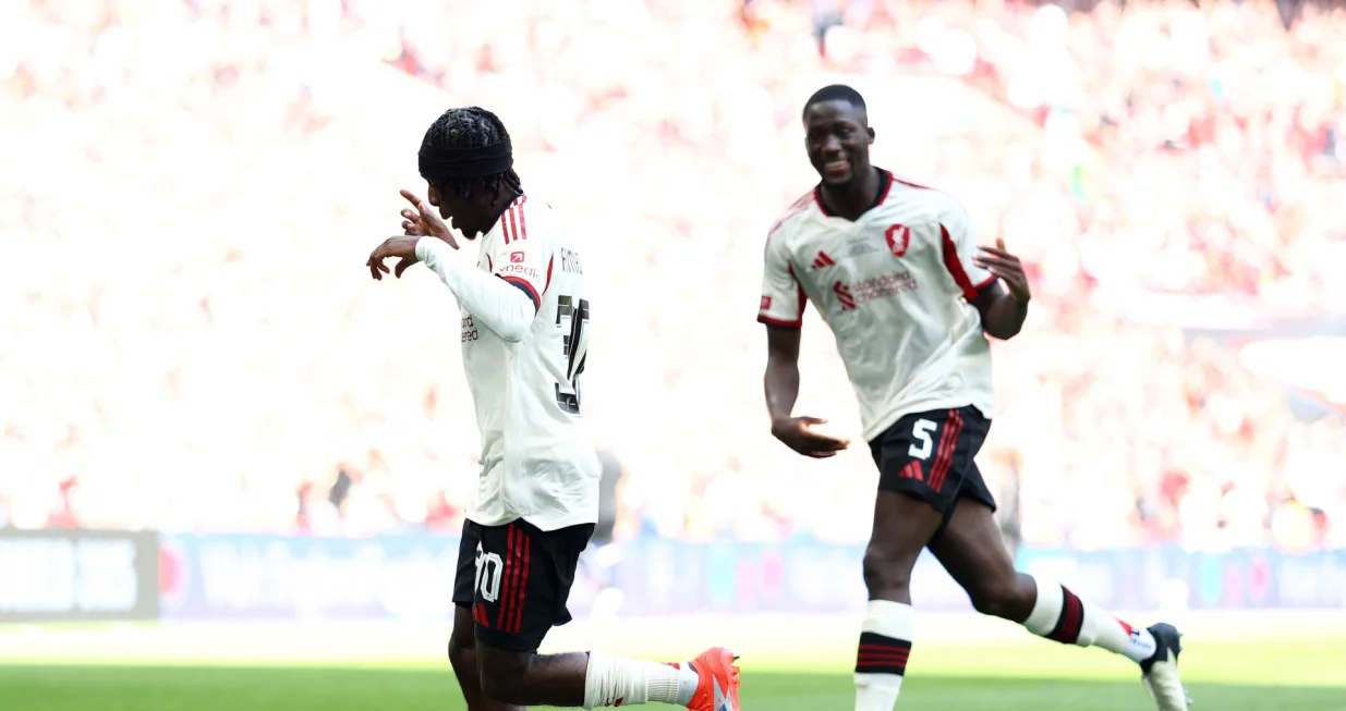 Soccer Football - FA Community Shield - Crystal Palace v Liverpool - Wembley Stadium, London, Britain - August 10, 2025 Liverpool's Jeremie Frimpong celebrates scoring their second goal with Ibrahima Konate Action Images via Reuters/Matthew Childs/Foto: Matthew Childs