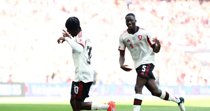 Soccer Football - FA Community Shield - Crystal Palace v Liverpool - Wembley Stadium, London, Britain - August 10, 2025 Liverpool's Jeremie Frimpong celebrates scoring their second goal with Ibrahima Konate Action Images via Reuters/Matthew Childs/Foto: Matthew Childs