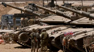 Israeli soldiers work on their tanks near the Israel-Gaza border, in Israel July 29 2025. REUTERS/Amir Cohen/Amir Cohen