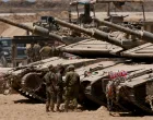 Israeli soldiers work on their tanks near the Israel-Gaza border, in Israel July 29 2025. REUTERS/Amir Cohen/Amir Cohen