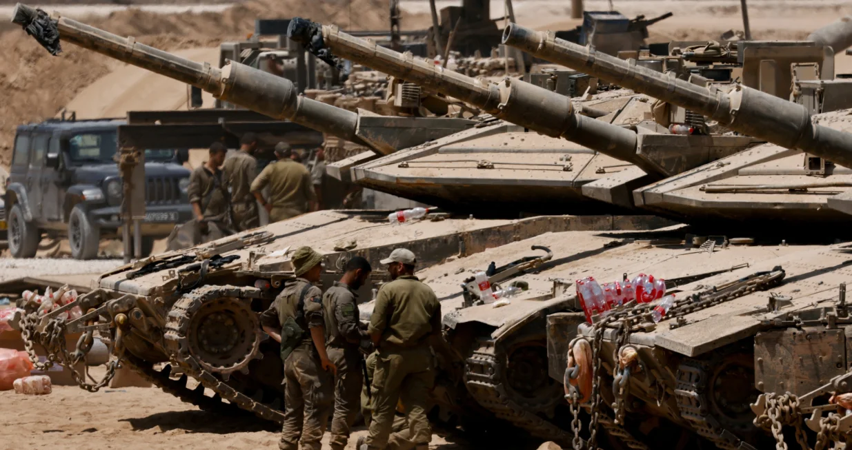 Israeli soldiers work on their tanks near the Israel-Gaza border, in Israel July 29 2025. REUTERS/Amir Cohen/Amir Cohen