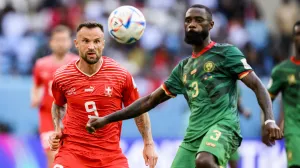 epa10324655 Switzerland's Haris Seferovic (L) in action against Cameroon Nicolas Nkoulou during the FIFA World Cup 2022 group G soccer match between Switzerland and Cameroon at Al Janoub Stadium in Al Wakrah, Qatar, 24 November 2022. EPA/LAURENT GILLIERON SWITZERLAND OUT/Foto: Laurent Gillieron