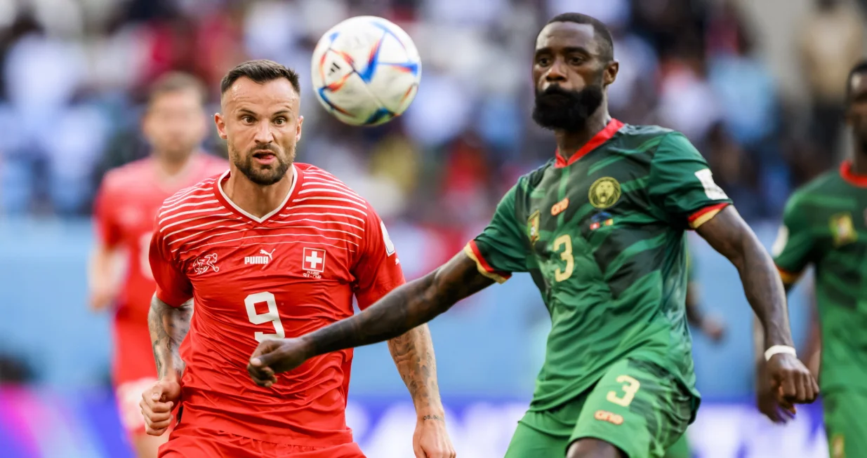 epa10324655 Switzerland's Haris Seferovic (L) in action against Cameroon Nicolas Nkoulou during the FIFA World Cup 2022 group G soccer match between Switzerland and Cameroon at Al Janoub Stadium in Al Wakrah, Qatar, 24 November 2022. EPA/LAURENT GILLIERON SWITZERLAND OUT/Foto: Laurent Gillieron